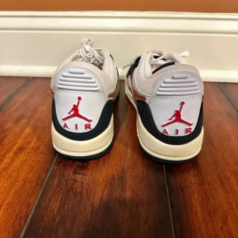 New Jordan Legacy 312 Low big kids basketball shoes white,‎ blue, red Size 7